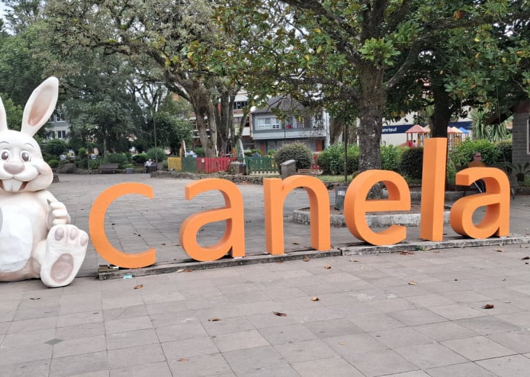 Decoração foi instalada em pontos da cidade, e abertura oficial ocorre às 16h de sábado