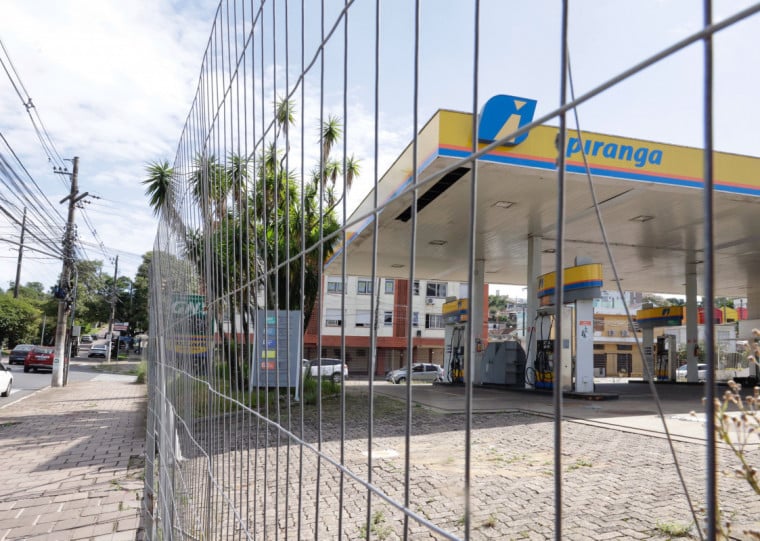 Na rua Cristiano Fischer, fechamento de posto de combustível surpreendeu clientes