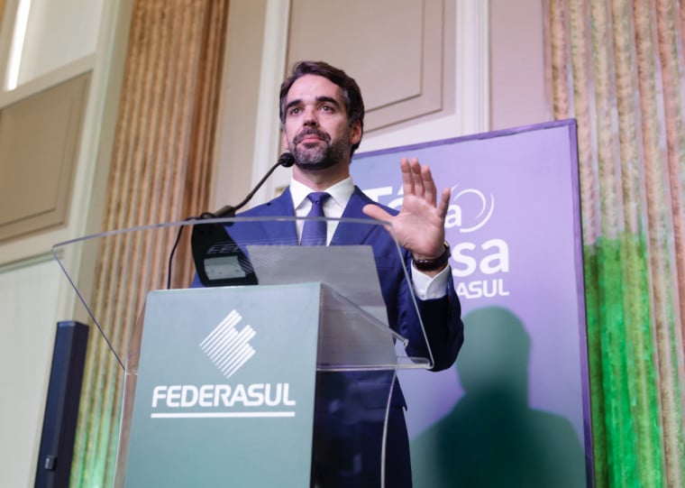 Governador Eduardo Leite foi questionado diversas vezes sobre seu futuro político, tanto na coletiva de imprensa quanto no debate após a palestra na Federasul