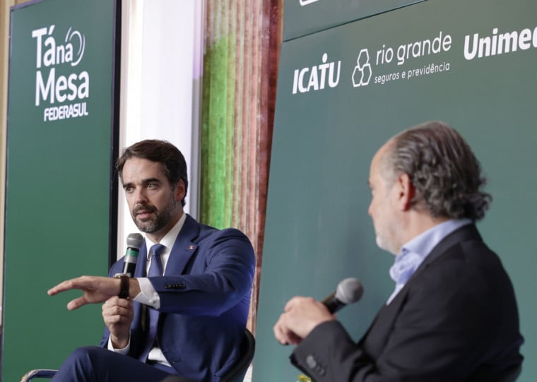  Eduardo Leite - governador RS - Rodrigo Sousa Costa - presidente da Federasul - evento Tá na Mesa 