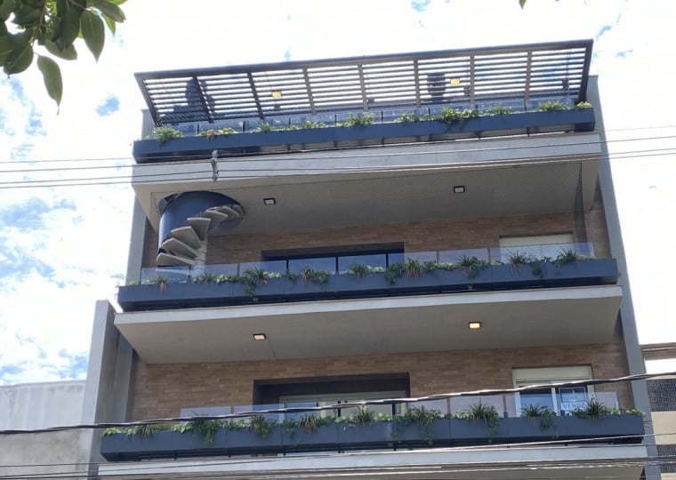 Escadas externas são comuns em novas coberturas de Porto Alegre