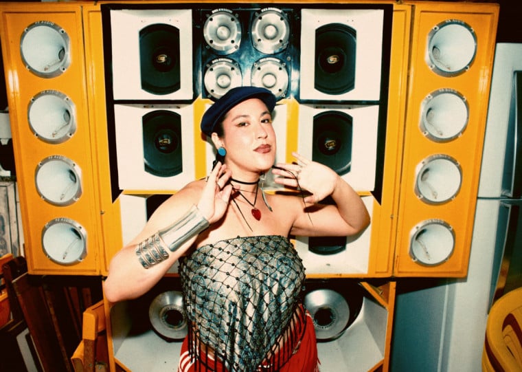 Disco de estreia da artista indígena já está disponível nas plataformas digitais e propõe uma escuta sensorial e política