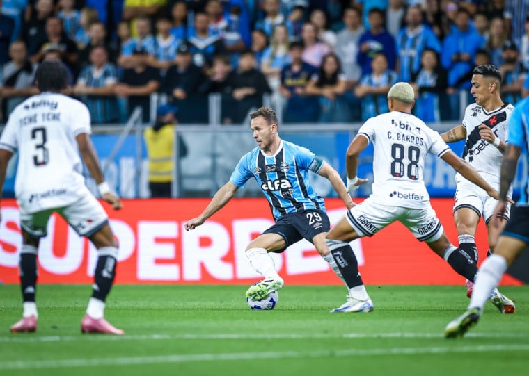 Recuperado de lesão, Arthur volta a ser opção para o técnico Luís Castro