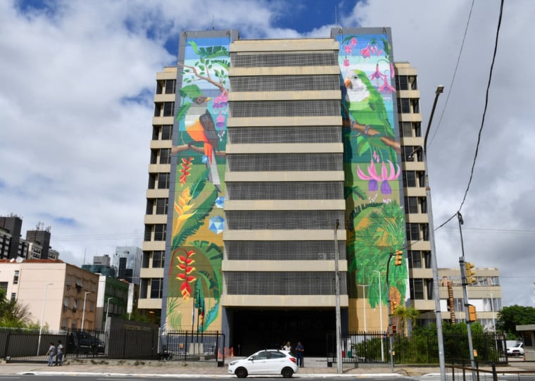 Obras de arte estão localizadas nas laterais do prédio do Foro Central I  