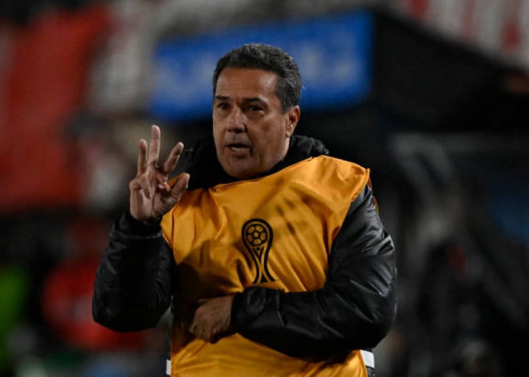 Treinador passou por exames em hospital e tem condição de saúde estável