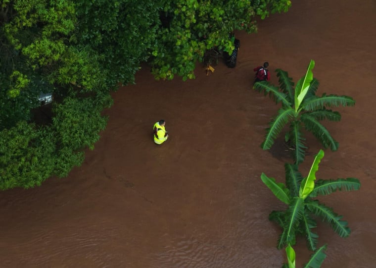 &Aacute;guas lamacentas de inunda&ccedil;&atilde;o cobriram vastas extens&otilde;es da costa norte de Oahu