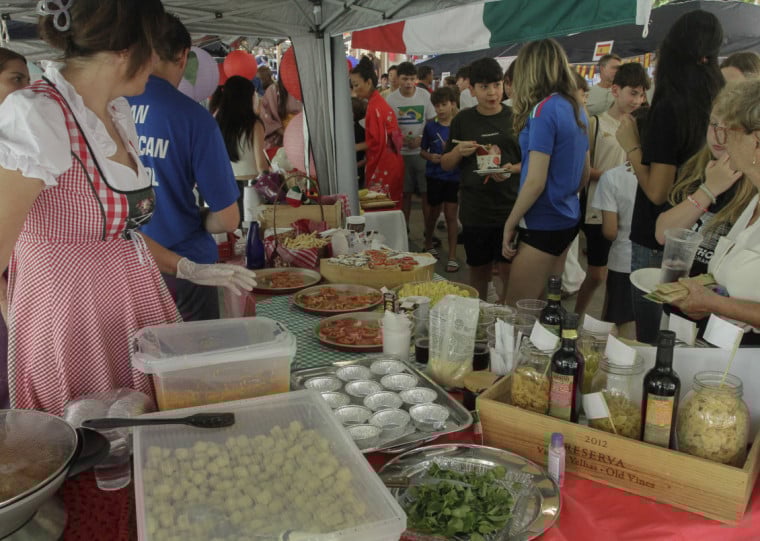 Espaços incluíram alimentos típicos, objetos culturais e explicações conduzidas pelos próprios alunos