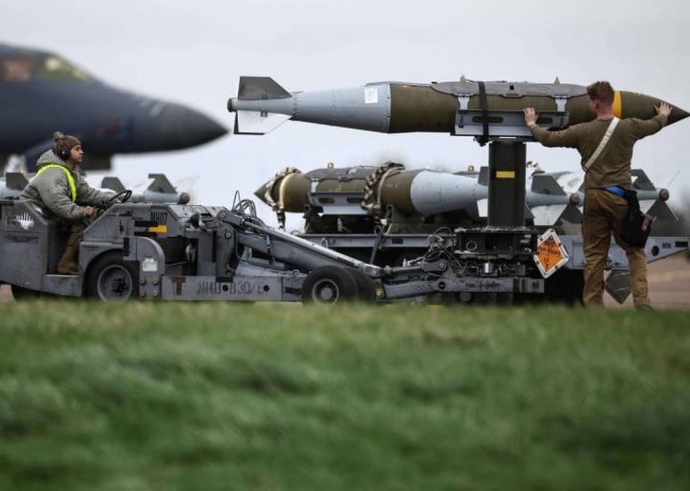 Conflito, que completou três semanas neste sábado (21), resultou em milhares de mortes, além de danos a sistemas de defesa aérea, comunicações e infraestrutura militar