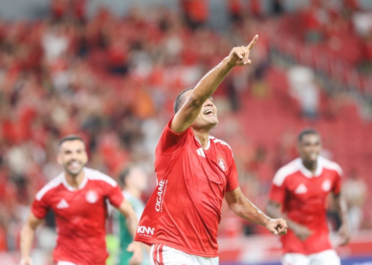 Zagueiro Gabriel Mercado abriu o placar de cabeça na vitória colorada sobre os catarinenses