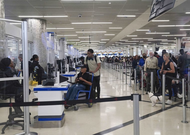 Enquanto o impasse n&atilde;o se resolve, o Departamento de Seguran&ccedil;a continua com o que chama de "miss&otilde;es essenciais"