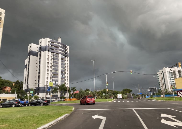 Segundo a Metsul Metereologia, a capital gaúcha passará por um período dividido entre dias de bastante umidade e uma breve janela de tempo firme