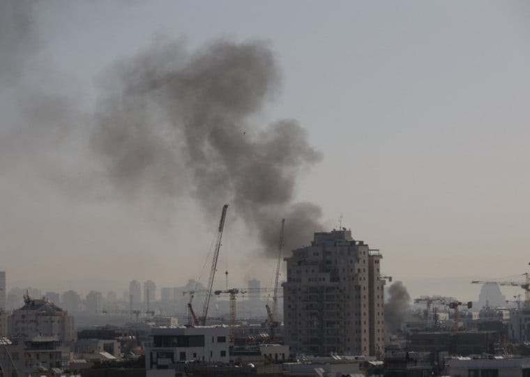 Irã lançou uma nova onda de mísseis contra Israel, acionando sirenes em Tel Aviv