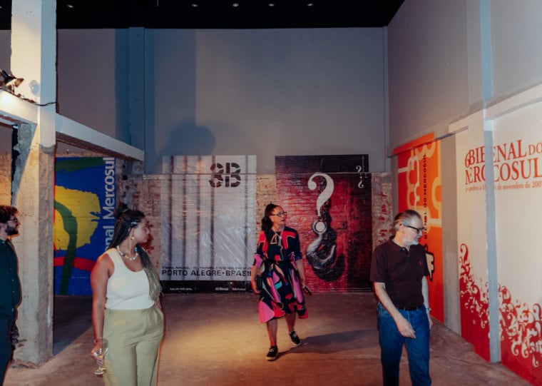 Bienal ganha presença permanente com espaço de arte no Instituto Caldeira
Espaço reúne exposição, biblioteca com mais de 5 mil livros e proposta de atuação contínua da Bienal do Mercosul ao longo do ano
