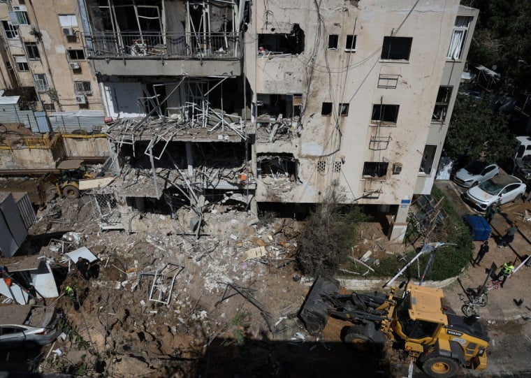 Forças israelenses dispararam três ondas de mísseis contra Tel Aviv 