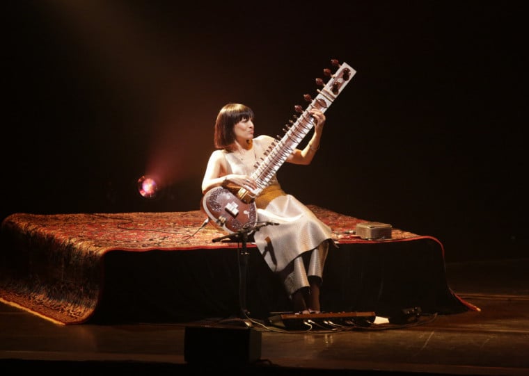 Sitarista britânico-indiana e sua banda performaram músicas de sua trilogia de álbuns, especialmente do mais recente "Chapter III: We return to Light"