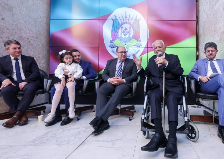 Pedro Simon e Gabriel Souza receberam homenagens na AL nesta terça-feira