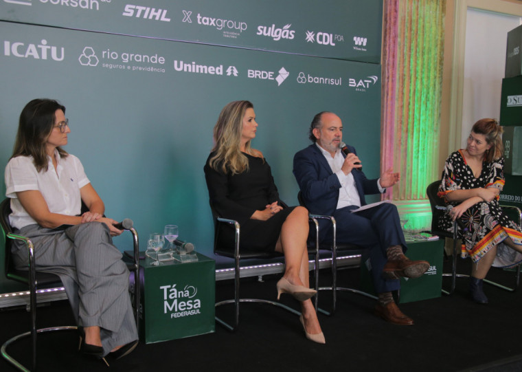 Simone Leite, Luciana Cano Casarotto, Rodrigo Sousa Costa e Natália Fetter, debatendo no Tá na Mesa