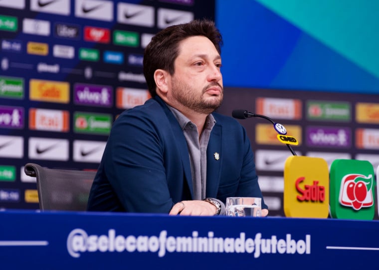 A pouco mais de um ano da Copa, técnico aposta na renovação do time
