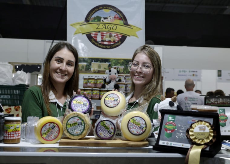 Milena (E) e Dayza Zago, de Hulha Negra, comemoram bons negócios de 2025 e projetam vendas em alta na Expoagro Afubra