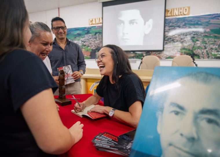 Juliana Brizola lançou um livro com memórias do avô Leonel Brizola