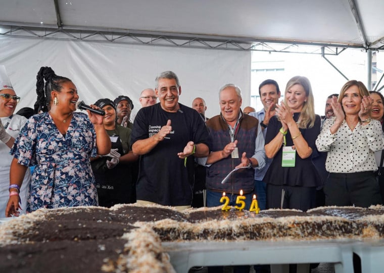 Porto Alegre celebra 254 anos, com tradicional distribui&ccedil;&atilde;o de bolo