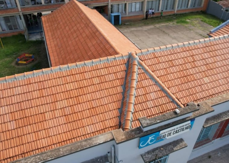 Telhado reformado traz segurança e conforto aos estudantes para o recomeço das aulas