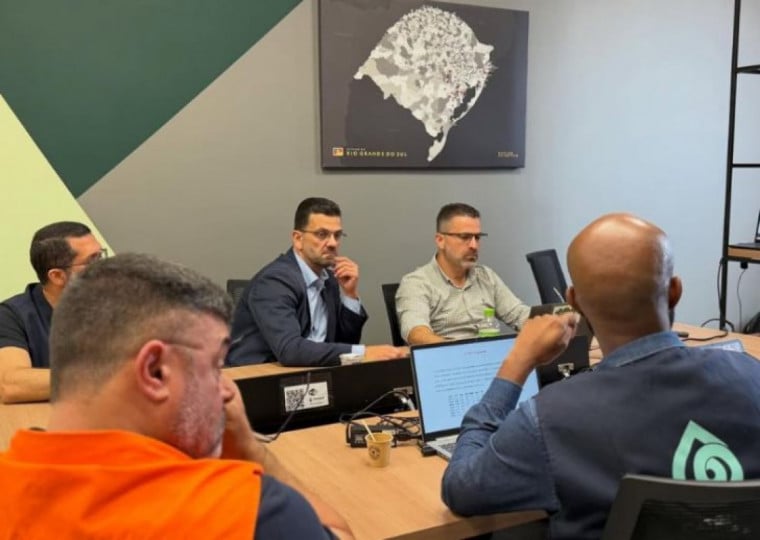 Decisão da assembleia geral da entidade visa a reduzir impactos imediatos da falta de combustível nos serviços públicos