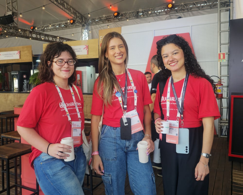 As estudantes universit&aacute;rias Janaina, Isadora e Valentina marcaram presen&ccedil;a nos tr&ecirc;s dias do South Summit | Gustavo Marchant/Especial/JC