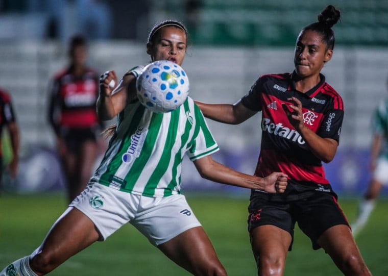 A volante Bell Silva descontou para o Juventude marcando um gol
