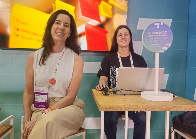 Sant Anna e Kariny em momento de troca no estande do Sebrae | Gustavo Marchant/Especial/JC