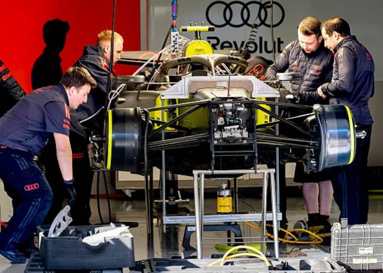 Piloto brasileiro destaca trabalho da equipe e corre contra o tempo