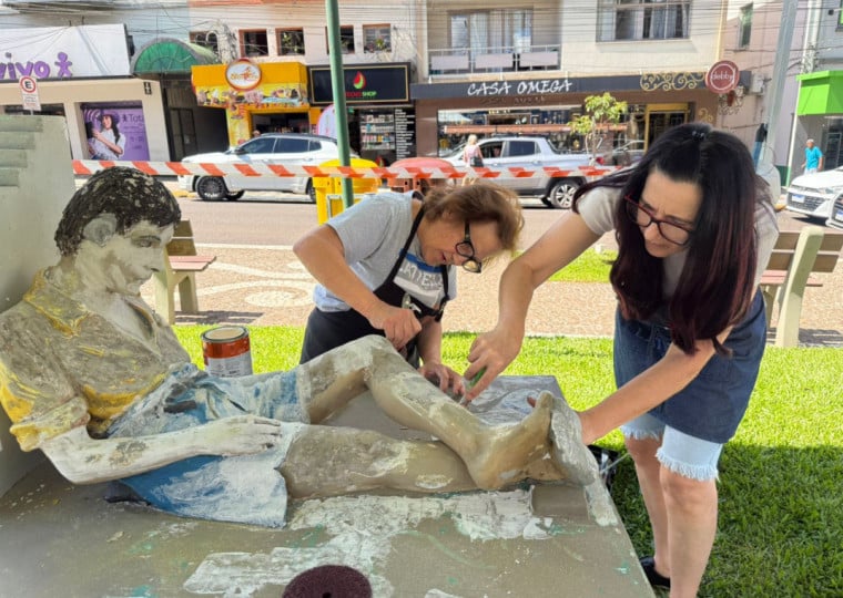 A intervenção está sendo conduzida pela artista plástica erechinense Ivone Demoliner (e), com o auxílio de Lucimar Favero