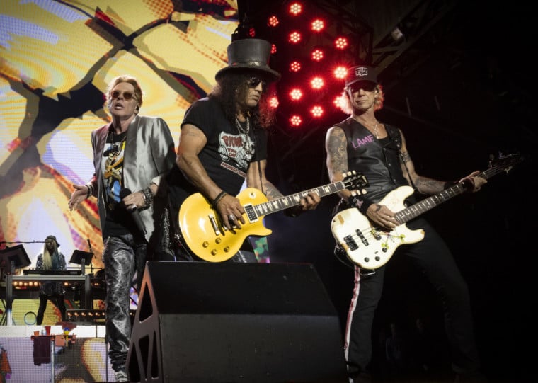 Axl Rose (direita), Slash e Duff McKagan s&atilde;o os membros da forma&ccedil;&atilde;o cl&aacute;ssica que permanecem no Guns N' Roses