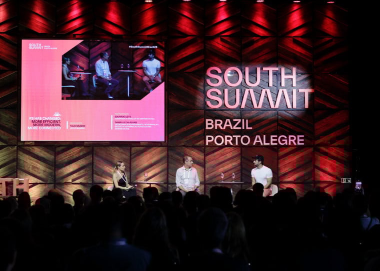 Governador Eduardo Leite e a secretaria Danielle Calazans participaram do painel "O RS t&aacute; Diferente: +Eficiente, +Moderno +Conectado" no South Summit