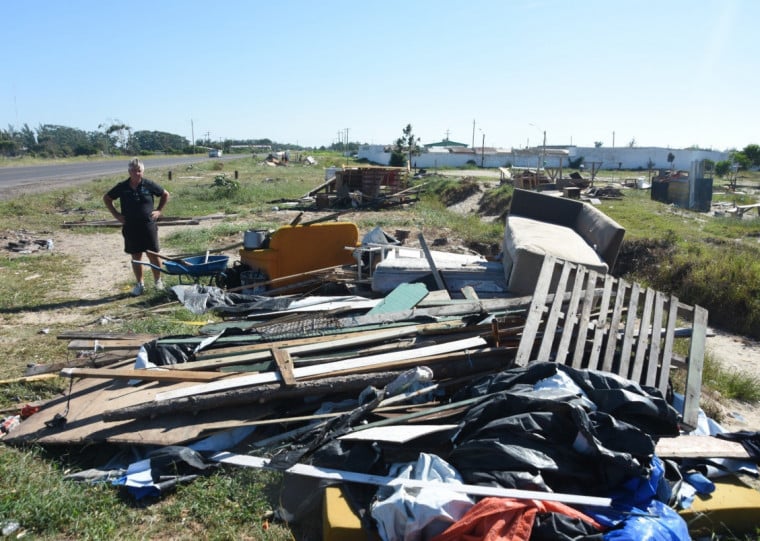 Prefeitura reclama de entulhos deixados no local por parte das comunidades que se instalaram em área durante o verão