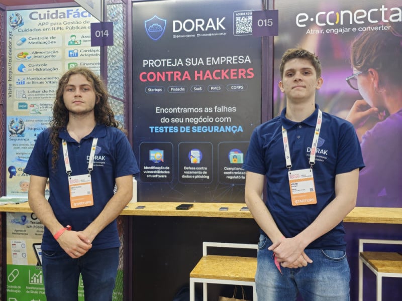 Benjamin e Kevin s&atilde;o de Dois Irm&atilde;os, e vieram ao evento para apresentar a Dorak, startup que atua na seguran&ccedil;a de empresas contra ataques hackers<br />Foto: Gustavo Marchant/Especial/JC