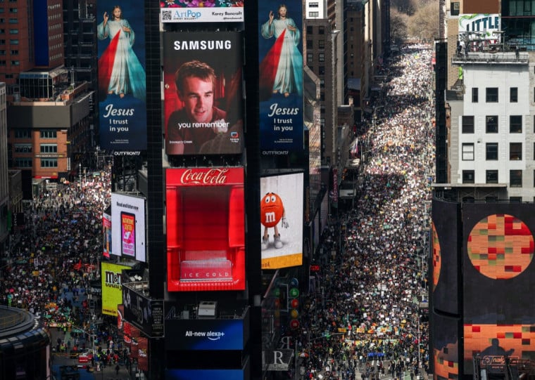 Projeção das manifestações "No Kings" (Sem Reis) é de que até nove milhões de pessoas participem dos atos