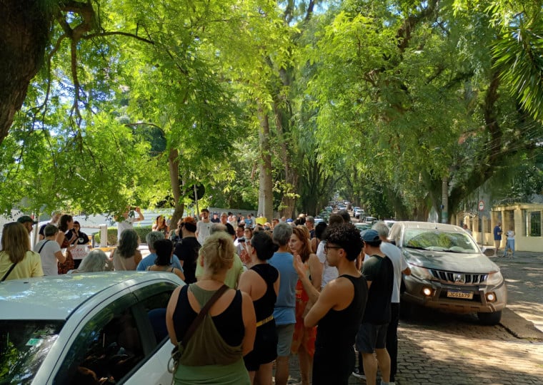 Manifestantes realizam ato em frente à saída do estacionamento do Shopping Total em Porto Alegre 