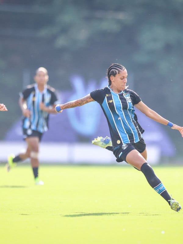 Grêmio vence o Inter por 2 a 1 e conquista primeira vitória no Brasileirão Feminino