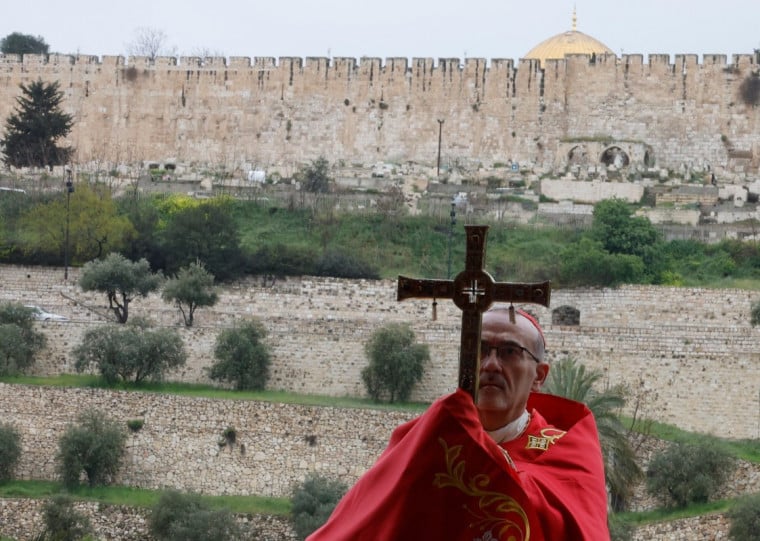 Ap&oacute;s proibi&ccedil;&atilde;o da tradicional prociss&atilde;o a partir do Monte das Oliveiras, o cardeal Pierbattista Pizzaballa celebrou a missa em outro local