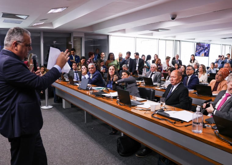 Apesar de a oposição deter os cargos-chaves da CPI, relatório foi rejeitado por 19 votos a 12