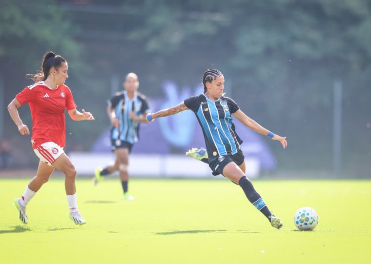 Camila Pini foi a autora do primeiro gol das Mosqueteiras no clássico