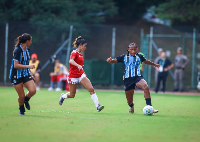 Camila Pini e Brenda Woch marcaram para as Mosqueteiras, enquanto Darlene fez o gol solitário das Gurias Coloradas