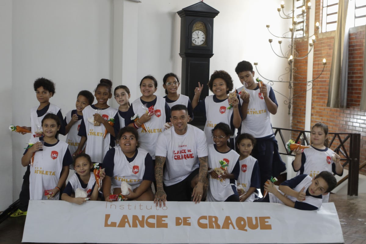 Muito além do futebol: instituto de D’Alessandro muda a vida de crianças em Porto Alegre