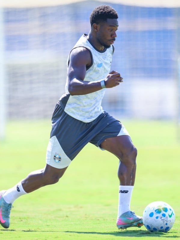 Grêmio negocia prorrogação de contratos com Pavón e Amuzu