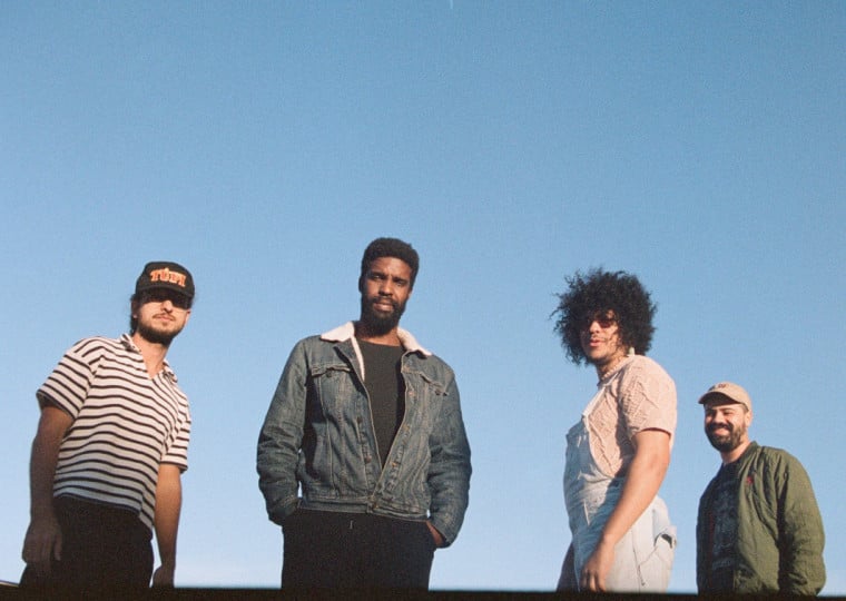 Grupo indie Boogarins revisita faixas de disco clássico em show nesta quinta-feira (2)