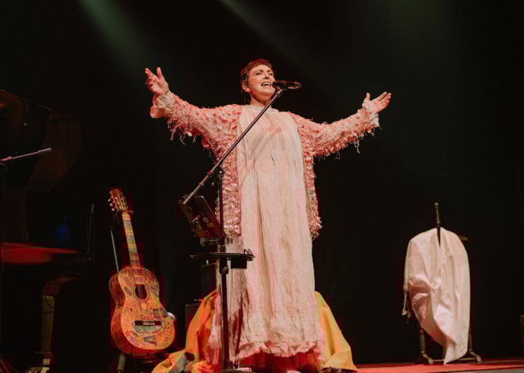 Cantora e compositora, uma das mais bem sucedidas vozes da MPB contemporânea, revê seus caminhos e conta histórias de quatro décadas de carreira