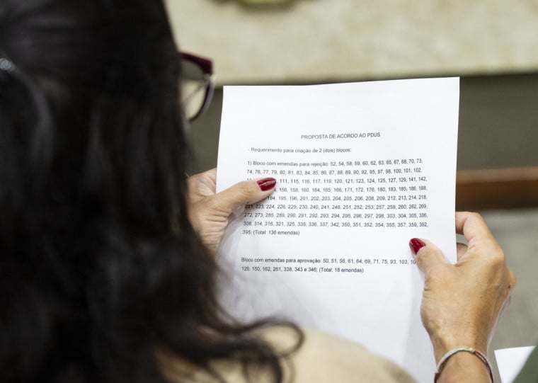 No detalhe, vereadora com a lista de emendas ao projeto do novo Plano Diretor