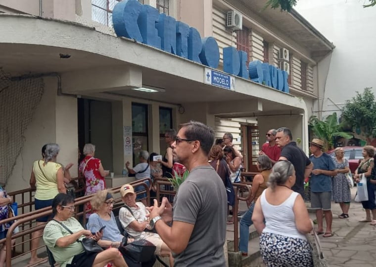 A meta é vacinar 90% das crianças, idosos e gestantes. A vacina aplicada pelo SUS é trivalente, protegendo contra Influenza A H1N1, Influenza A H3N2 e Influenza B