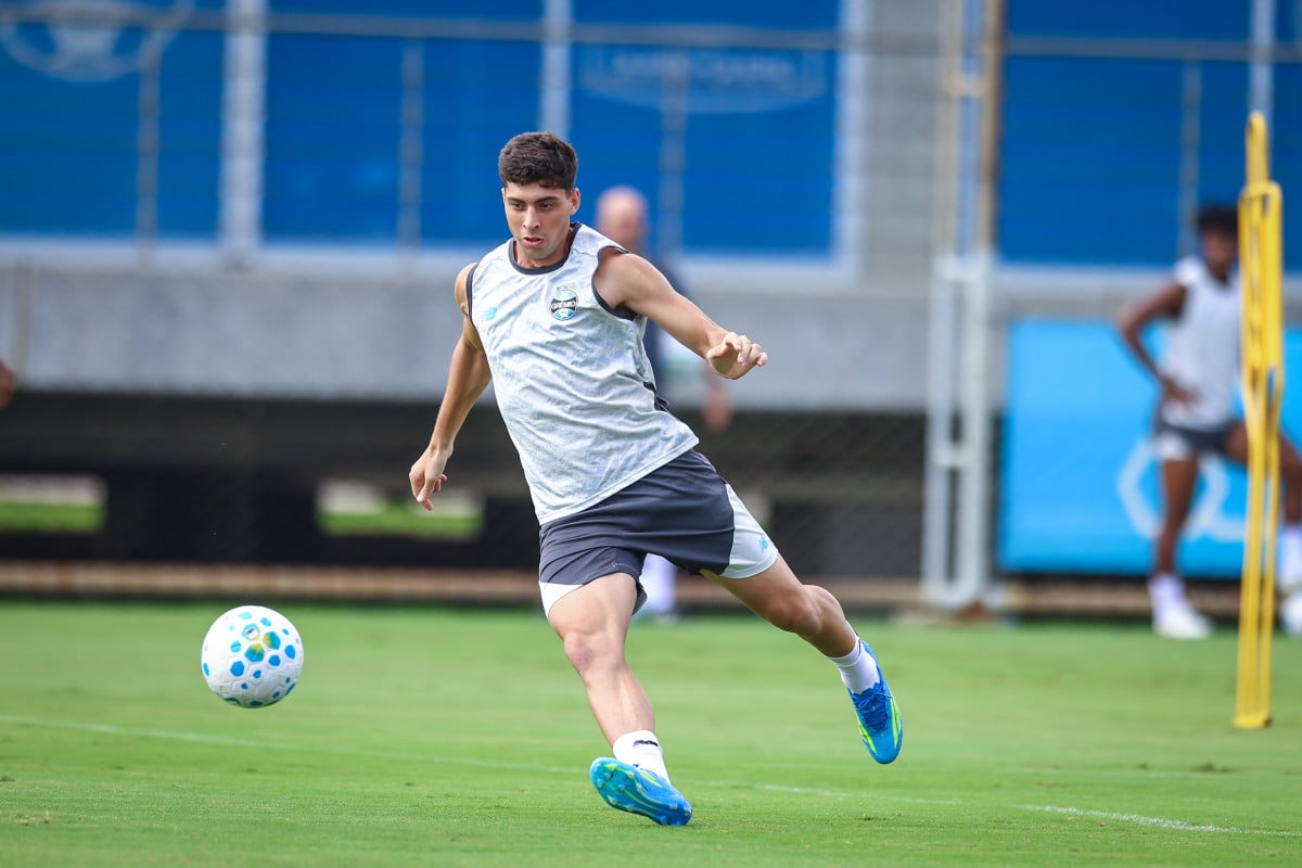 Luís Castro tem inúmeras dúvidas no meio-campo para montar o Grêmio diante do Palmeiras